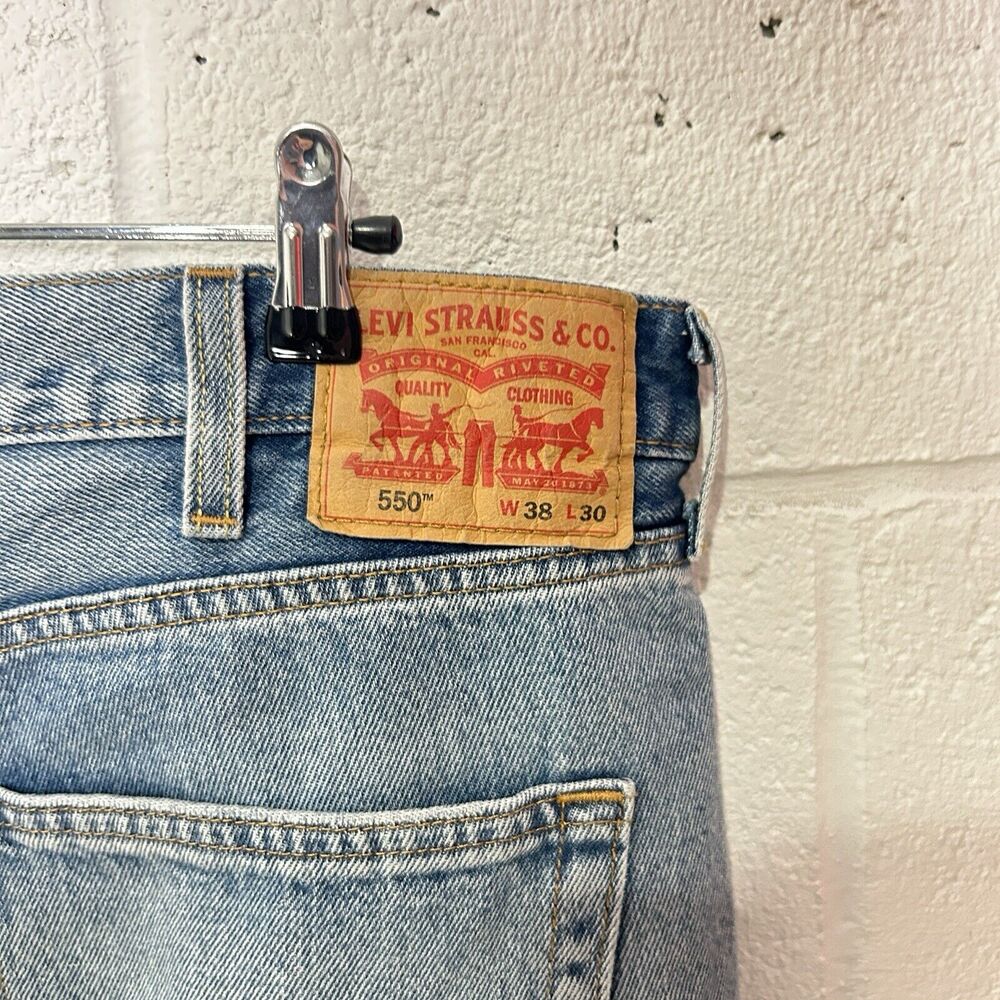 Levi's 550 Relaxed Fit Jean “Stonewash” Size 38x30 - Picture 3 of 5